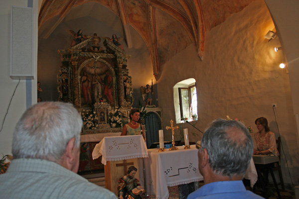 Notranjost cerkve med opernim koncertom