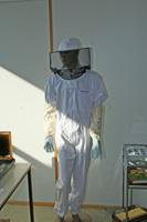 Čebelarska zaščitna obleka - v njej je čebelar popolnoma varen pred piki čebel